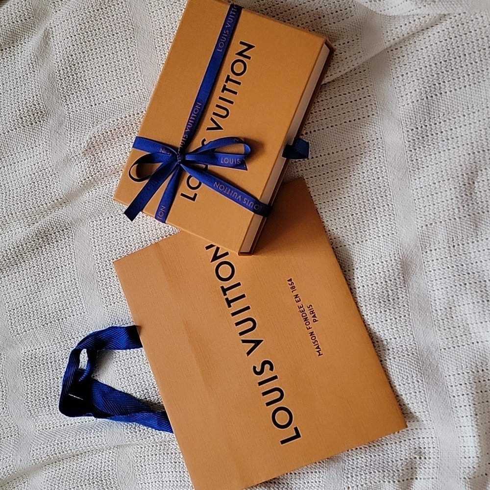 Louis Vuitton Box w Shopping bag